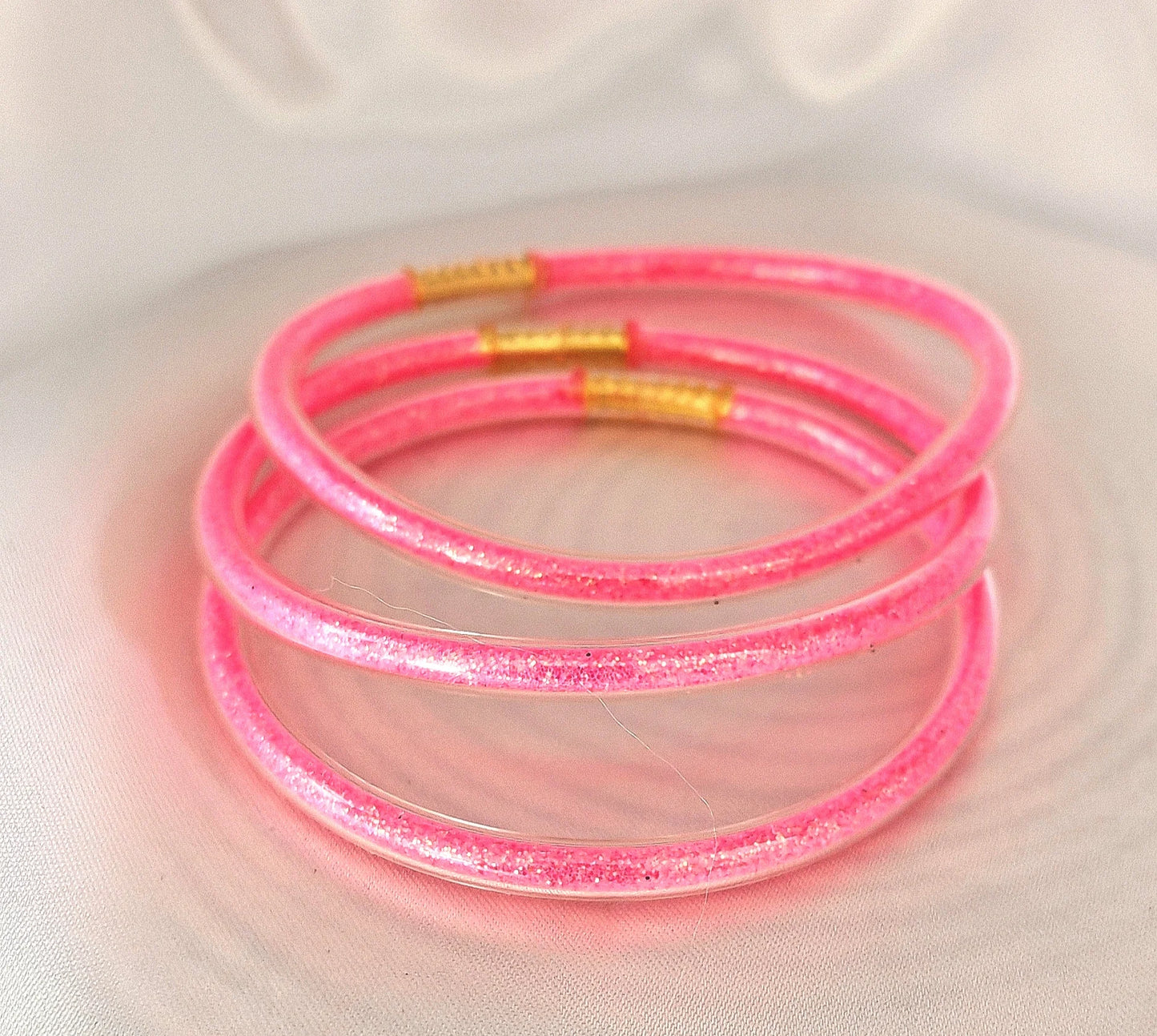 đ Un bijou fun et scintillant
Ce bracelet tendance se distingue par ses paillettes multicolores qui offrent un rendu brillant et dynamique. Léger, souple et confortable
Fabriqué avec des matériaux de qualité et des finitions soignées, il est parfait pour égayer une tenue décontractée, une sortie entre amis ou ajouter une touche festive à vos looks du quotidien.