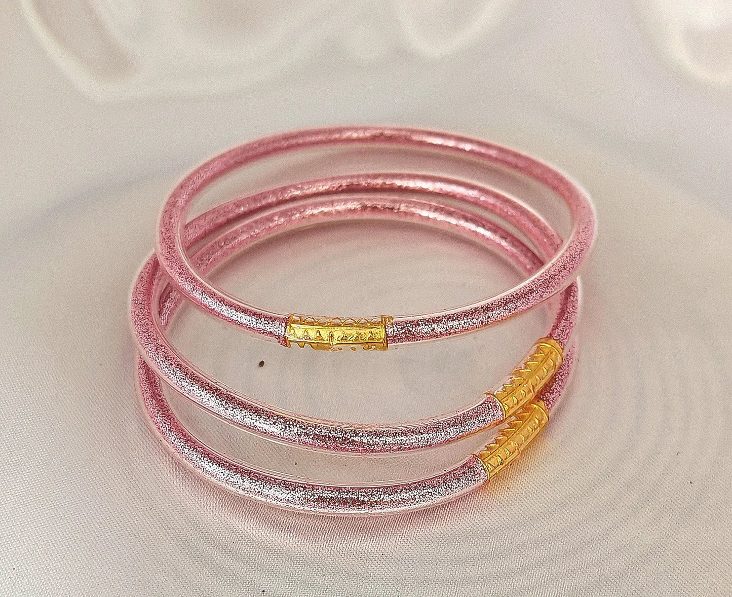 đ Un bijou fun et scintillant
Ce bracelet tendance se distingue par ses paillettes multicolores qui offrent un rendu brillant et dynamique. Léger, souple et confortable
Fabriqué avec des matériaux de qualité et des finitions soignées, il est parfait pour égayer une tenue décontractée, une sortie entre amis ou ajouter une touche festive à vos looks du quotidien.