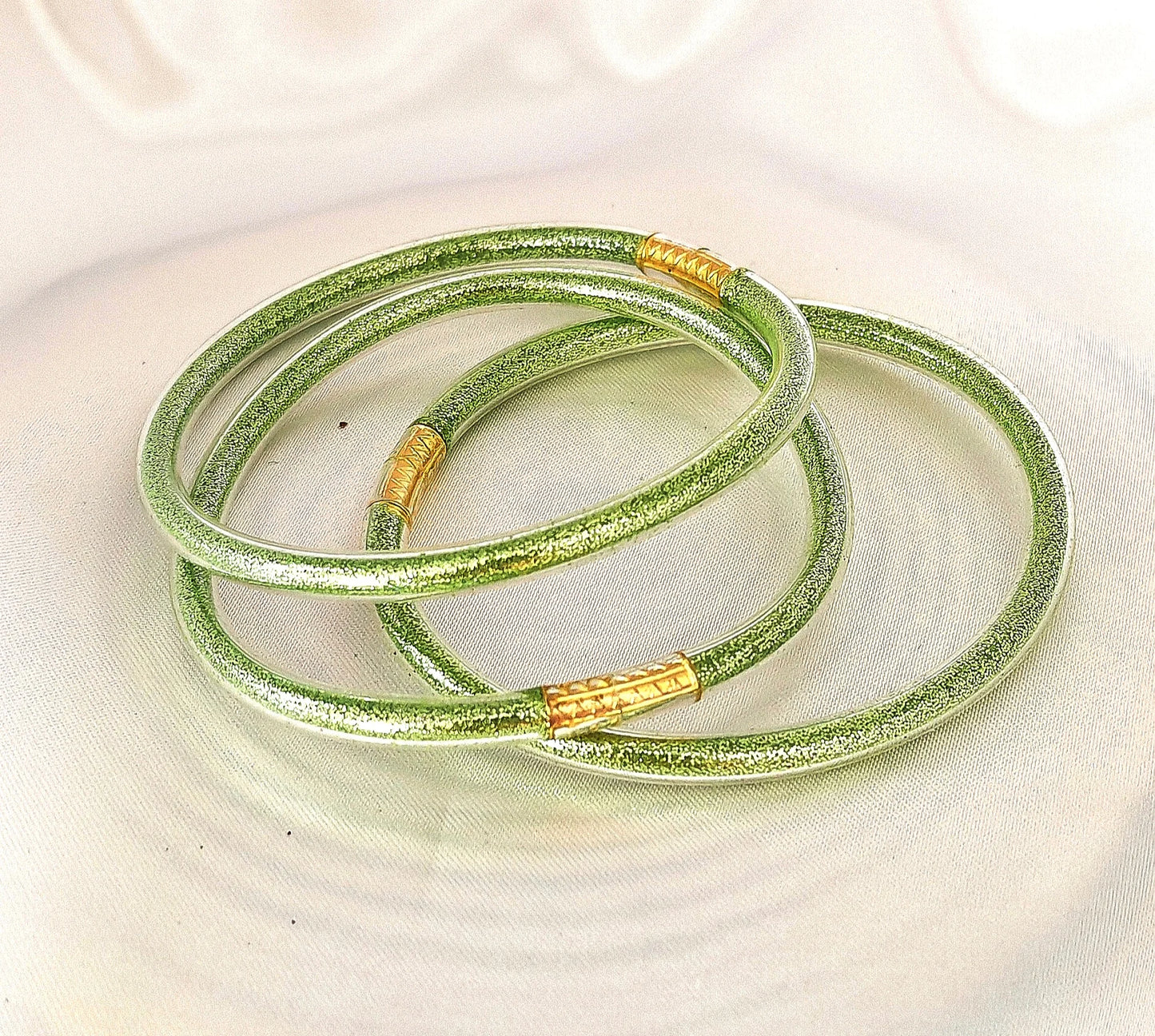 đ Un bijou fun et scintillant
Ce bracelet tendance se distingue par ses paillettes multicolores qui offrent un rendu brillant et dynamique. Léger, souple et confortable
Fabriqué avec des matériaux de qualité et des finitions soignées, il est parfait pour égayer une tenue décontractée, une sortie entre amis ou ajouter une touche festive à vos looks du quotidien.