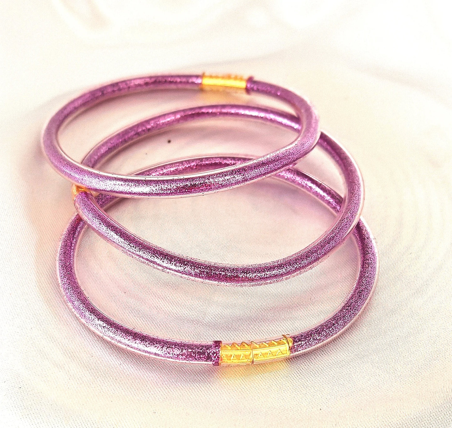 đ Un bijou fun et scintillant
Ce bracelet tendance se distingue par ses paillettes multicolores qui offrent un rendu brillant et dynamique. Léger, souple et confortable
Fabriqué avec des matériaux de qualité et des finitions soignées, il est parfait pour égayer une tenue décontractée, une sortie entre amis ou ajouter une touche festive à vos looks du quotidien.