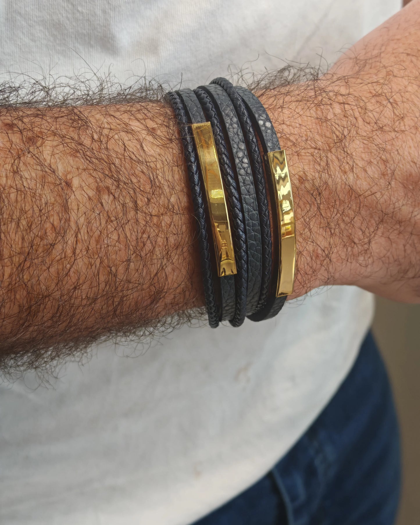 🔗 Un bijou symbolique et unique
Tissé à la main avec soin, ce bracelet mêle authenticité et émotion. Il est orné d’une plaque en acier inoxydable gravable sur laquelle vous pouvez inscrire un prénom, une date marquante, ou un mot doux.
Son style décontracté et masculin, ses couleurs sobres ou naturelles, et sa fermeture ajustable, en font un accessoire à la fois personnel, confortable et résistant au quotidien.