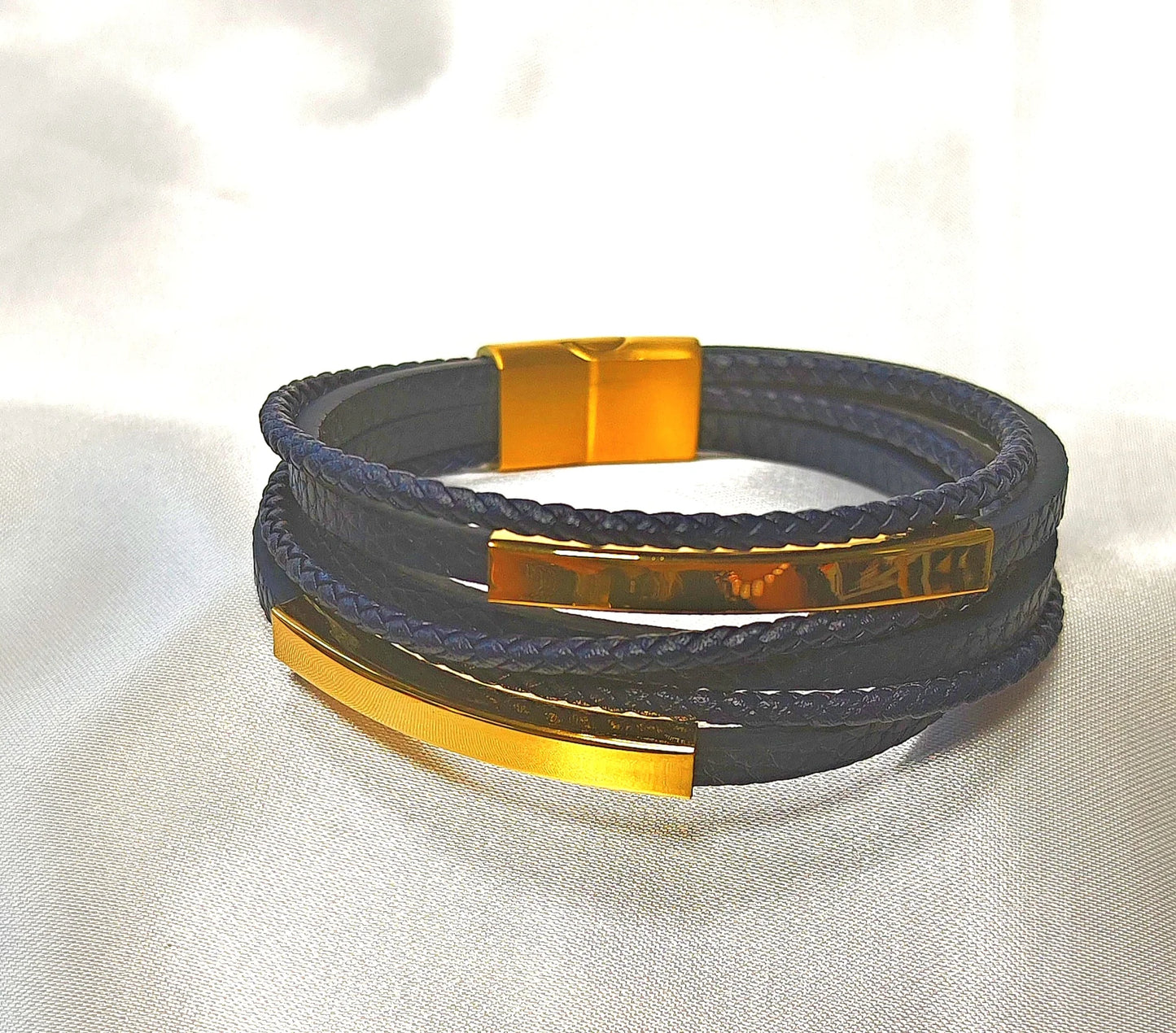 🔗 Un bijou symbolique et unique
Tissé à la main avec soin, ce bracelet mêle authenticité et émotion. Il est orné d’une plaque en acier inoxydable gravable sur laquelle vous pouvez inscrire un prénom, une date marquante, ou un mot doux.
Son style décontracté et masculin, ses couleurs sobres ou naturelles, et sa fermeture ajustable, en font un accessoire à la fois personnel, confortable et résistant au quotidien.