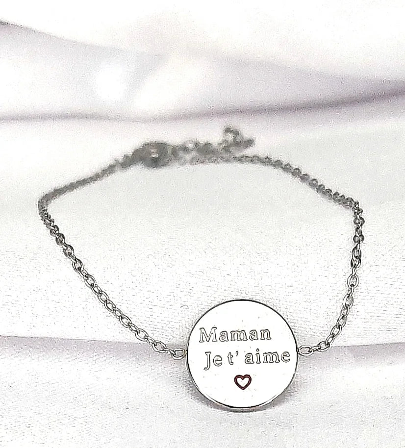 💌 Trois mots, tout un monde
“Maman je t’aime”… Des mots simples, puissants, qui réchauffent le cœur chaque jour.
Ce braceletpersonnalisemamanjetaime est un bijou empreint de douceur et d’affection. Tissé à la main avec soin, il porte un message fort, délicatement brodé dans un fil de qualité. Son design épuré et son style bohème chic en font un bijou aussi tendance que profondément symbolique — un rappel discret mais constant de l’amour inconditionnel d’un enfant pour sa maman
💡 À offrir pour la fête d