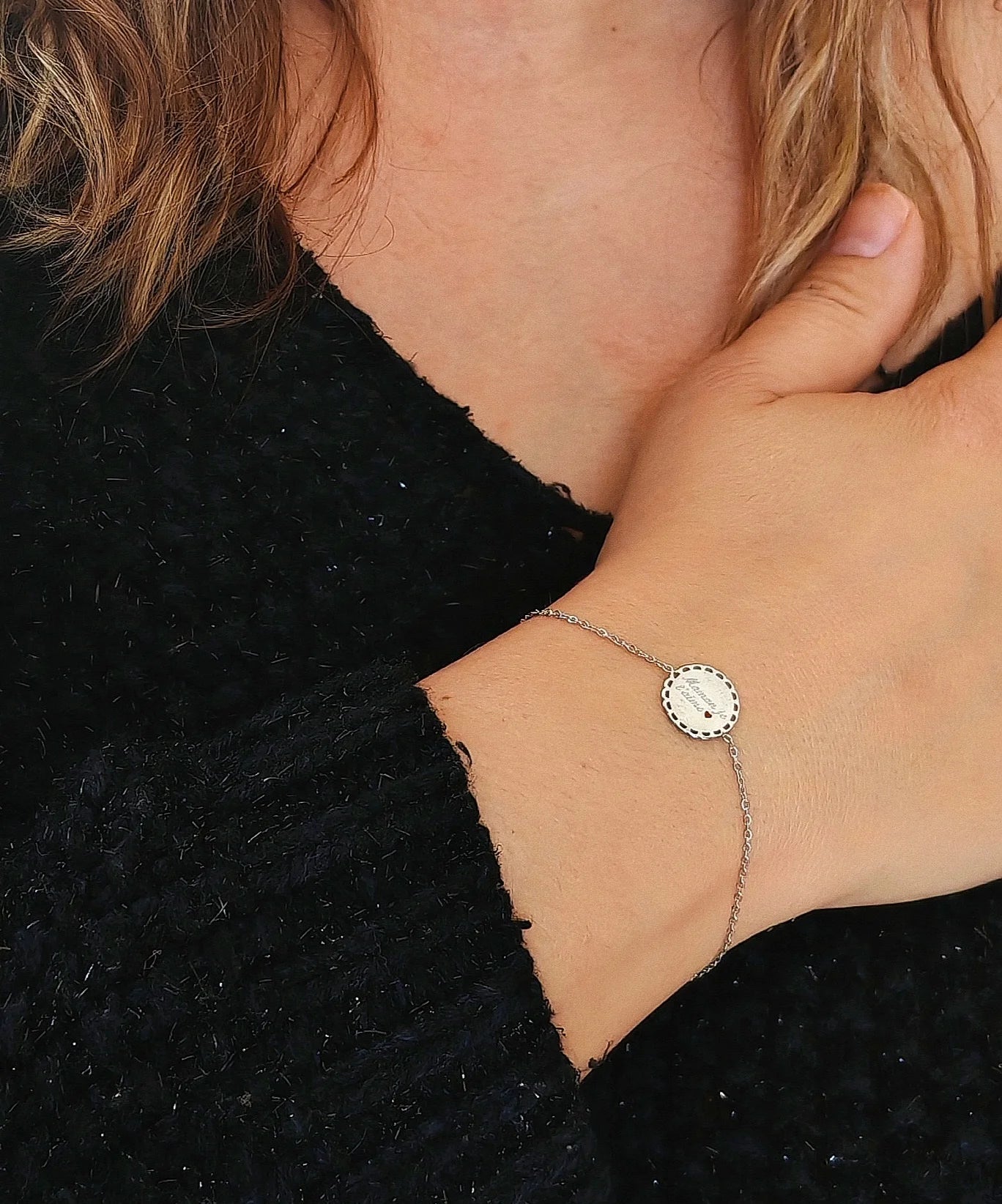 💖 Une déclaration d’amour à fleur de poignet
Quelques mots simples, portés chaque jour, pour lui rappeler combien elle compte.
Ce bracelet personnalisé maman je t'aime argent est bien plus qu’un bijou : c’est une preuve d’amour délicate et éternelle. En acier inoxydable argenté, il affiche avec finesse l’inscription “Maman je t’aime”, gravée en lettres élégantes. Solide, intemporel et touchant, ce bracelet est un message que l’on garde sur soi, comme un câlin discret à chaque regard.