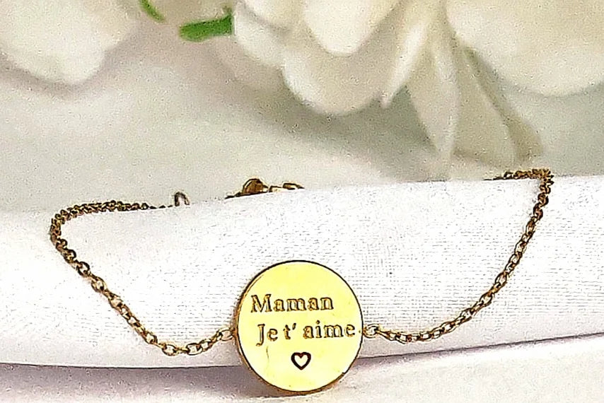 💌 Trois mots, tout un monde
“Maman je t’aime”… Des mots simples, puissants, qui réchauffent le cœur chaque jour.
Ce braceletpersonnalisemamanjetaime est un bijou empreint de douceur et d’affection. Tissé à la main avec soin, il porte un message fort, délicatement brodé dans un fil de qualité. Son design épuré et son style bohème chic en font un bijou aussi tendance que profondément symbolique — un rappel discret mais constant de l’amour inconditionnel d’un enfant pour sa maman
💡 À offrir pour la fête d