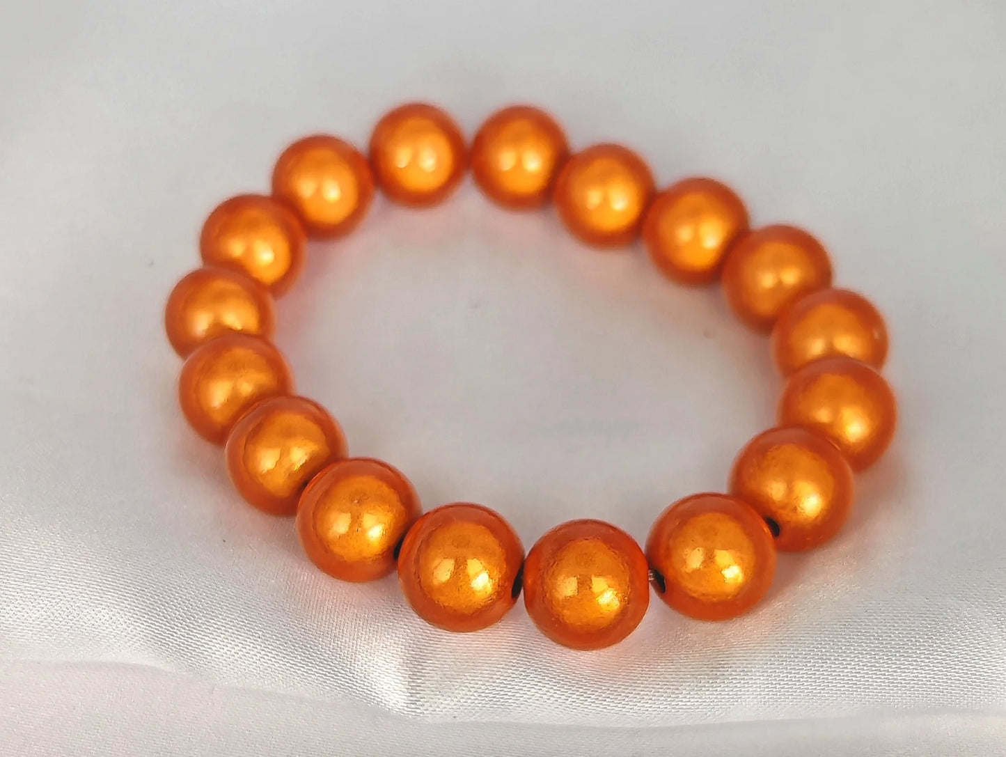 Ce bracelet élastique rétro marie avec élégance des perles délicates au charme vintage, pour un look estival à la fois frais et authentique. Sa conception élastique garantit un ajustement parfait et confortable, s'adaptant à toutes les tailles de poignet sans effort. Fabriqué avec des matériaux résistants à l'eau et à l'usure, il vous accompagne partout, de la plage aux soirées d'été.