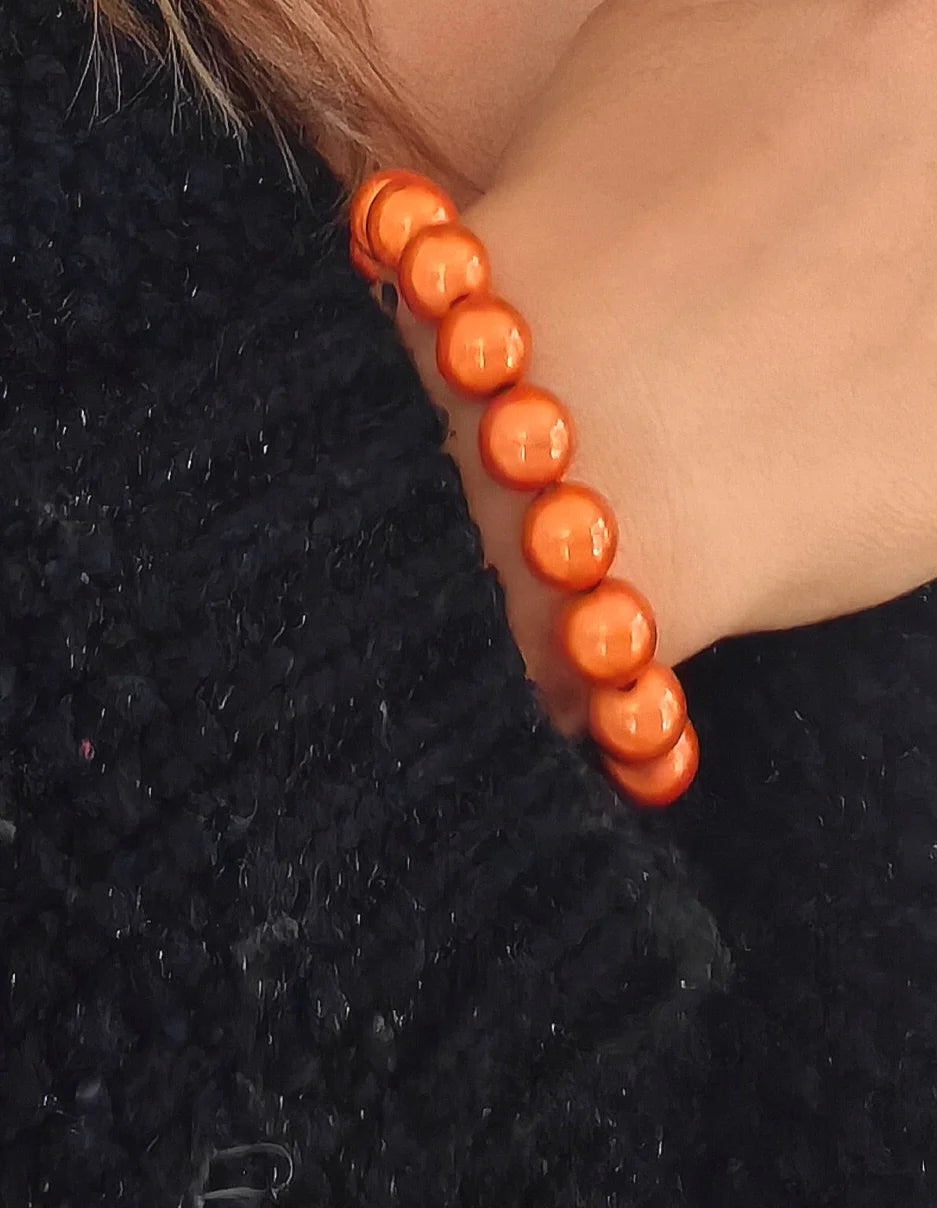Ce bracelet élastique rétro marie avec élégance des perles délicates au charme vintage, pour un look estival à la fois frais et authentique. Sa conception élastique garantit un ajustement parfait et confortable, s'adaptant à toutes les tailles de poignet sans effort. Fabriqué avec des matériaux résistants à l'eau et à l'usure, il vous accompagne partout, de la plage aux soirées d'été.