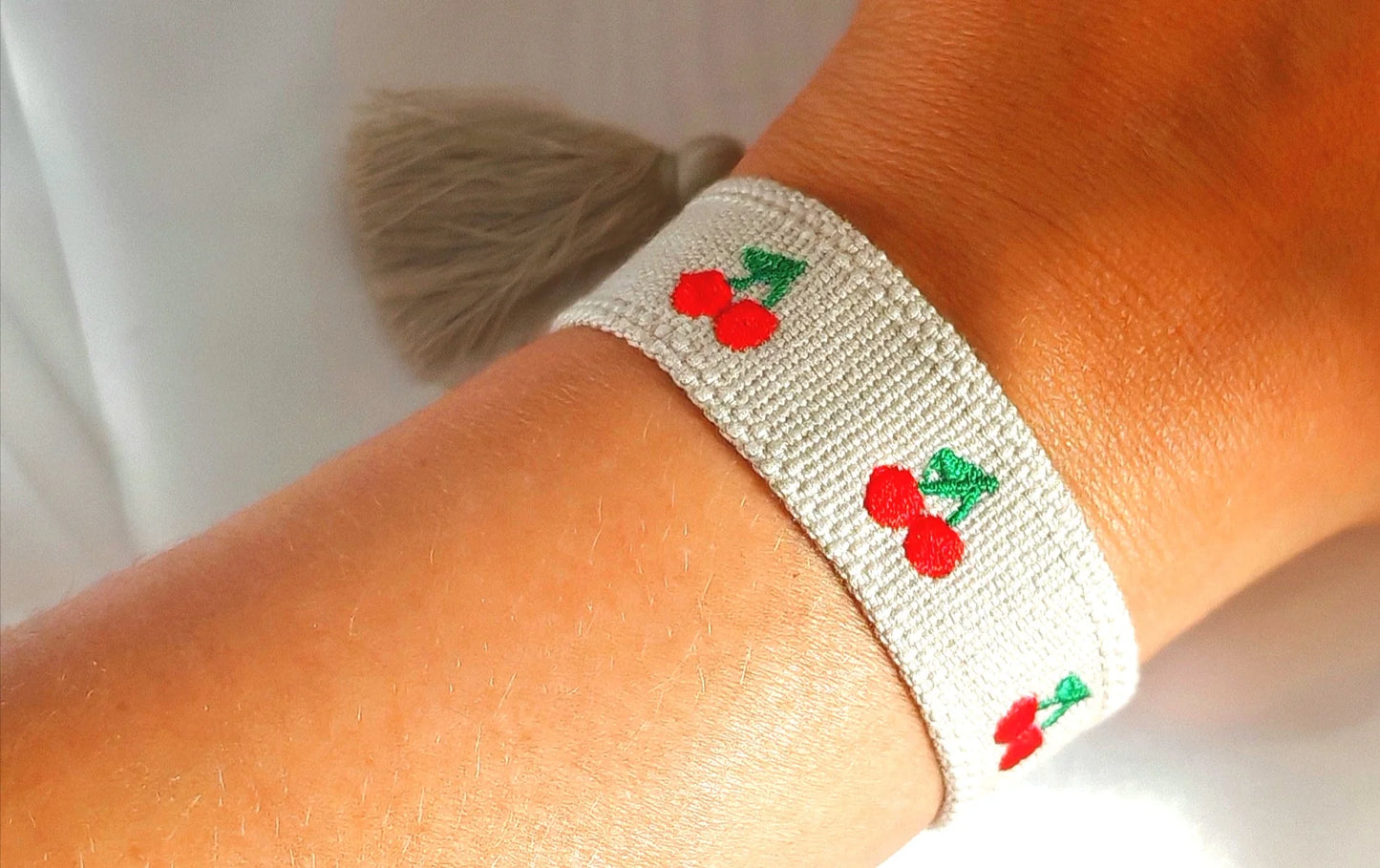 🧵 Un message qui se porte, un lien qui reste
Tissés avec le cœur, ces bracelets racontent une histoire d’amour, de famille, de tendresse.
Ce bracelet tissé personnalisé est bien plus qu’un simple accessoire : c’est un bijou plein de sens. Avec ses inscriptions fortes comme “mama”, “amour”, il célèbre les liens du cœur dans un style à la fois bohème et moderne. Chaque bracelet est tissé avec soin et délicatesse, dans des tons doux et intemporels, pour s’adapter à toutes les tenues et toutes les envies.