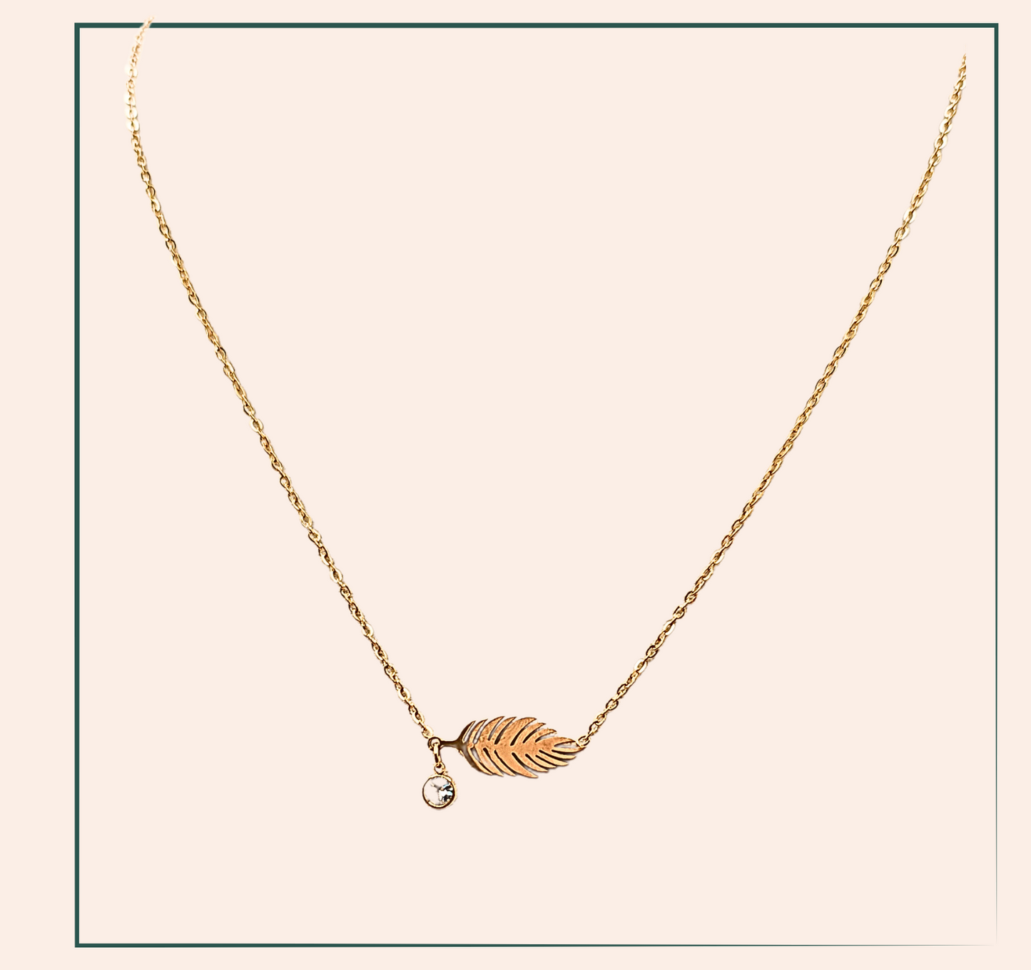 Collier plume - acier inoxydable Ce collier plume en acier inoxydable est orné d'une perle en strass pour une touche de luxe. Fabriqué avec des matériaux durables, ce collier ajoute une touche élégante à n'importe quelle tenue. Le collier plume est parfait pour les occasions spéciales ou pour une utilisation quotidienne.Existe en collier argent fantaisie ou en collier doré fantaisie qui se marieront avec tous les styles.