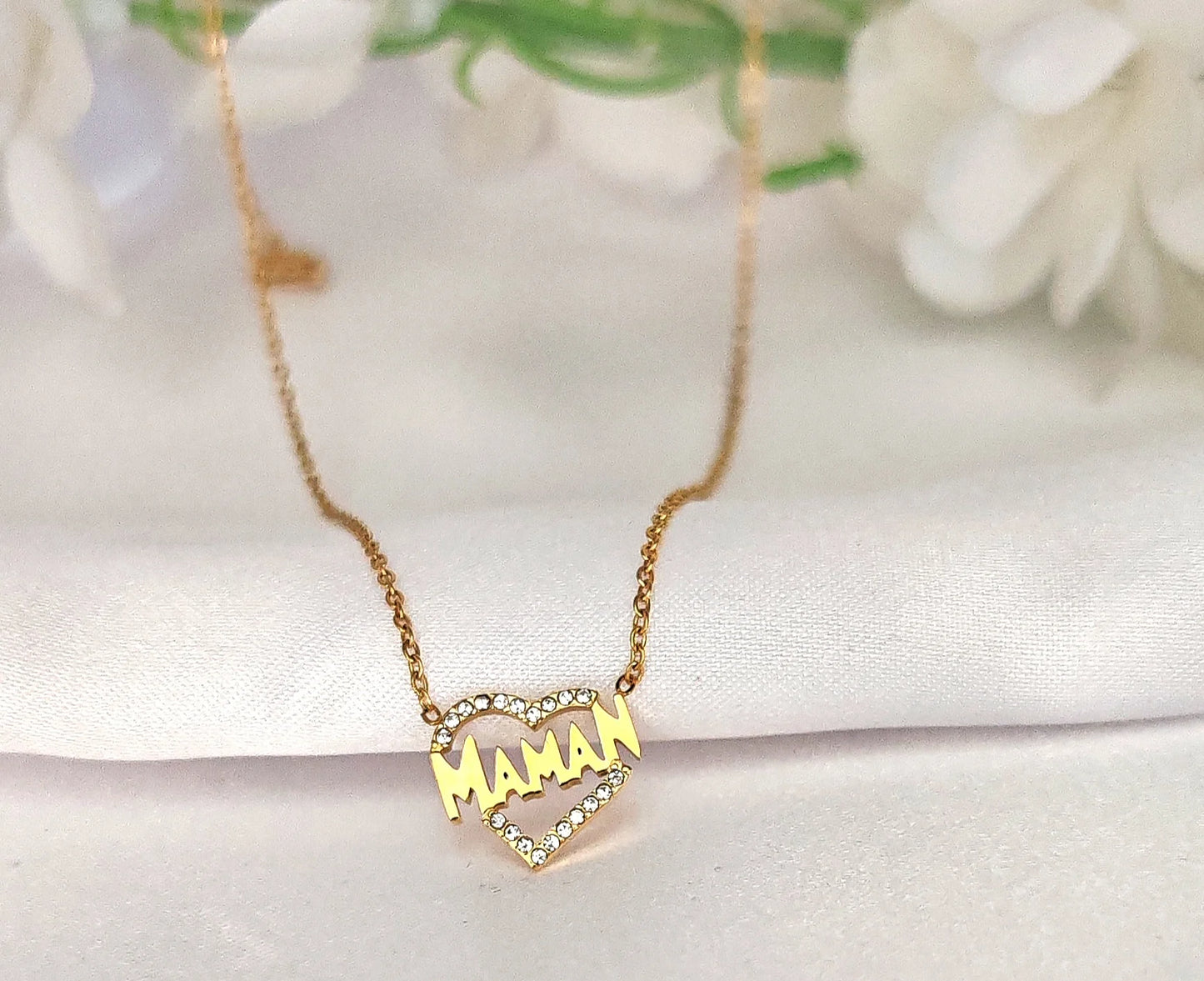 ✨ Le mot le plus doux à porter
Un mot précieux, mille émotions… "Maman", tout simplement.
Ce collier maman strass est un bijou aussi délicat qu’émouvant. Le mot “maman” est finement écrit en lettres cursives et orné de strass scintillants, comme un éclat d’amour porté au creux du cou. Fabriqué en acier inoxydable, ce collier allie brillance, finesse et durabilité, pour célébrer chaque jour le lien unique entre une mère et son enfant.