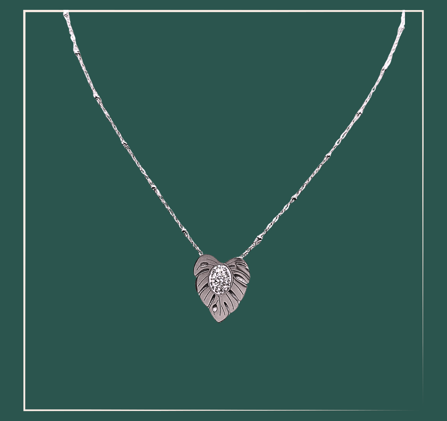 Collier feuille - acier inoxydable Ce collier en acier inoxydable en forme de feuille avec des strass apporte une touche d'élégance à vos tenues. Fabriqué en acier inoxydable de qualité supérieure, ce collier est résistant et durable. La feuille représente la force et la croissance, faisant de ce collier un symbole de confiance en soi et de progrès.
