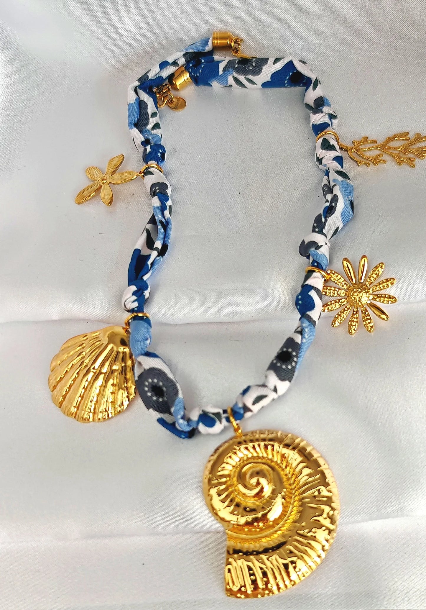 Un collier qui respire la liberté, la couleur… et la joie de vivre.
Ce collier en tissu multicolore , orné de pampilles en acier inoxydable , est la pièce parfaite pour sublimer un look avec originalité et douceur. Chaque pampille capte la lumière avec élégance, tandis que le tissu apporte confort et souplesse — un bijou vibrant à porter tous les jours ou pour rehausser une tenue estivale.