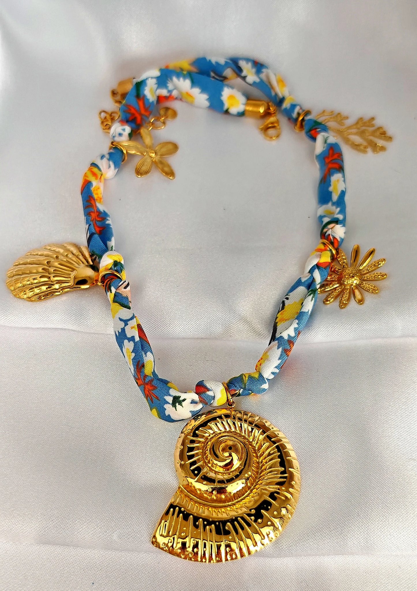 Un collier qui respire la liberté, la couleur… et la joie de vivre.
Ce collier en tissu multicolore , orné de pampilles en acier inoxydable , est la pièce parfaite pour sublimer un look avec originalité et douceur. Chaque pampille capte la lumière avec élégance, tandis que le tissu apporte confort et souplesse — un bijou vibrant à porter tous les jours ou pour rehausser une tenue estivale.
