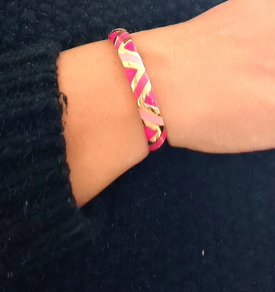🌈 Un design vibrant et tendance
Ce jonc coloré se distingue par ses finitions lisses et brillantes, disponibles en plusieurs teintes éclatantes pour s’adapter à votre style et à vos envies. Fabriqué en acier inoxydable de haute qualité, il est waterproof, hypoallergénique et ne noircit pas. Léger et confortable, il se porte aussi bien seul qu’en accumulation pour un effet bohème chic.
C’est le bijou parfait pour rehausser une tenue sobre ou compléter un look coloré et dynamique.