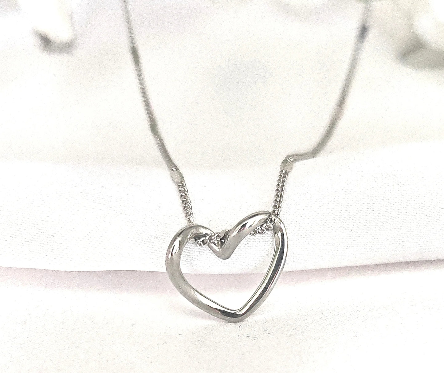 ❤️ Un cœur à offrir… et à porter pour toujours
Un bijou qui dit “je t’aime” mieux que mille mots, à l’occasion la plus précieuse de l’année.
Ce pendentif cœur fête des mères est un véritable concentré de tendresse. Finement façonné en acier inoxydable, il arbore une forme de cœur délicate, symbole universel de l’amour maternel. Son éclat subtil et sa forme intemporelle en font un cadeau aussi élégant que touchant — parfait pour célébrer celle qui occupe une place unique dans le cœur de chacun.