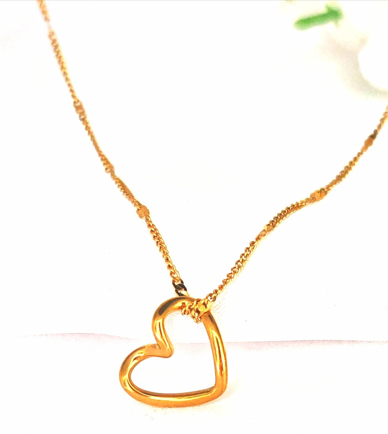 ❤️ Un cœur à offrir… et à porter pour toujours
Un bijou qui dit “je t’aime” mieux que mille mots, à l’occasion la plus précieuse de l’année.
Ce pendentif cœur fête des mères est un véritable concentré de tendresse. Finement façonné en acier inoxydable, il arbore une forme de cœur délicate, symbole universel de l’amour maternel. Son éclat subtil et sa forme intemporelle en font un cadeau aussi élégant que touchant — parfait pour célébrer celle qui occupe une place unique dans le cœur de chacun.