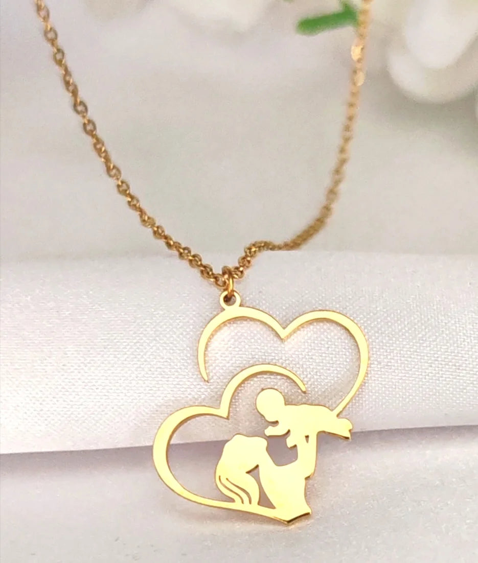 💛 Un amour éternel autour du cou
Parce que chaque lien mère-enfant est unique, ce pendentif symbolise la douceur d’un instant précieux, figé dans le temps et gravé dans le cœur.
Ce pendentif jeune maman en acier inoxydable doré capture avec élégance la tendresse d’un regard maternel. Son design fin et épuré, composé de deux cœurs enlacés et d’une silhouette stylisée d’une mère et son enfant, en fait une pièce à la fois intemporelle et profondément émotive.
✨ Pensé pour durer, ce bijou ne craint ni l’eau