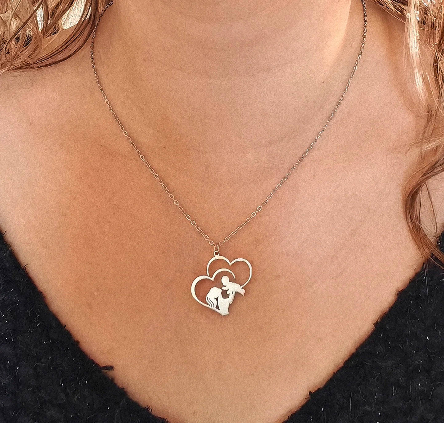 💛 Un amour éternel autour du cou
Parce que chaque lien mère-enfant est unique, ce pendentif symbolise la douceur d’un instant précieux, figé dans le temps et gravé dans le cœur.
Ce pendentif jeune maman en acier inoxydable doré capture avec élégance la tendresse d’un regard maternel. Son design fin et épuré, composé de deux cœurs enlacés et d’une silhouette stylisée d’une mère et son enfant, en fait une pièce à la fois intemporelle et profondément émotive.
✨ Pensé pour durer, ce bijou ne craint ni l’eau