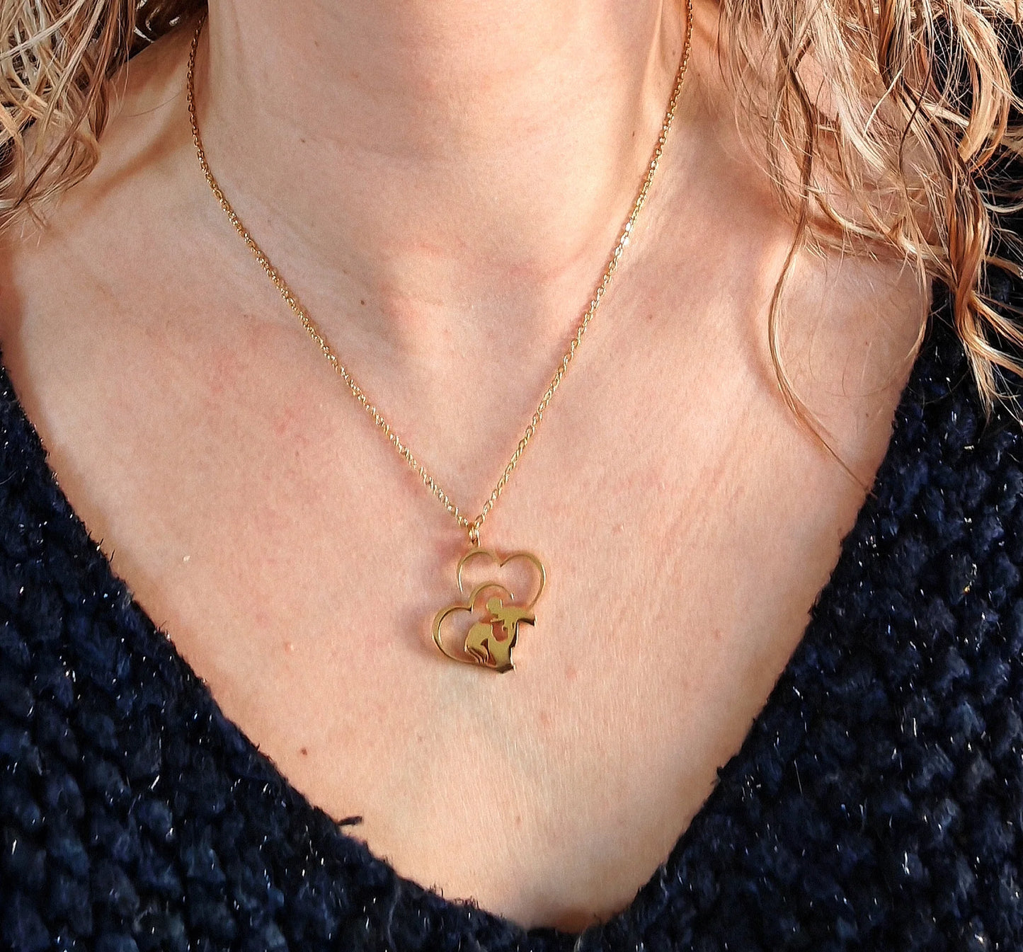💛 Un amour éternel autour du cou
Parce que chaque lien mère-enfant est unique, ce pendentif symbolise la douceur d’un instant précieux, figé dans le temps et gravé dans le cœur.
Ce pendentif jeune maman en acier inoxydable doré capture avec élégance la tendresse d’un regard maternel. Son design fin et épuré, composé de deux cœurs enlacés et d’une silhouette stylisée d’une mère et son enfant, en fait une pièce à la fois intemporelle et profondément émotive.
✨ Pensé pour durer, ce bijou ne craint ni l’eau