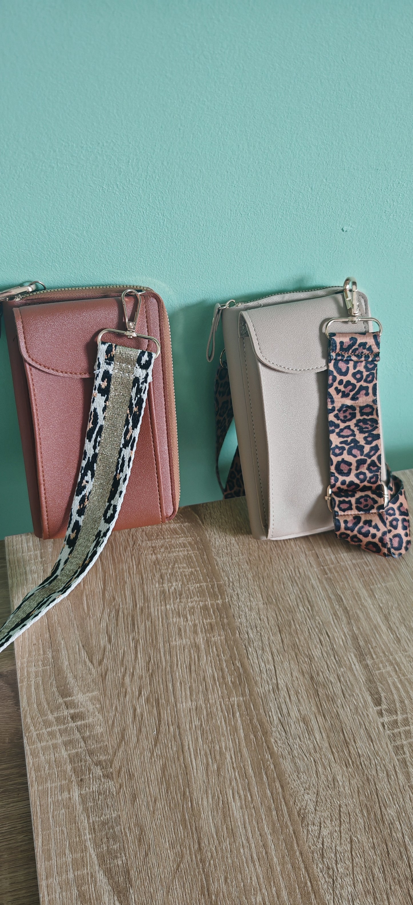 Sac porte feuille - acier inoxydable Ce sac portefeuille est l'accessoire parfait pour garder vos indispensables en un seul endroit. Avec des compartiments pour ranger votre téléphone et votre porte-feuille, vous n'aurez plus à chercher dans votre sac pour les retrouver. Personnalisez-le avec des anses de votre choix pour un look unique.