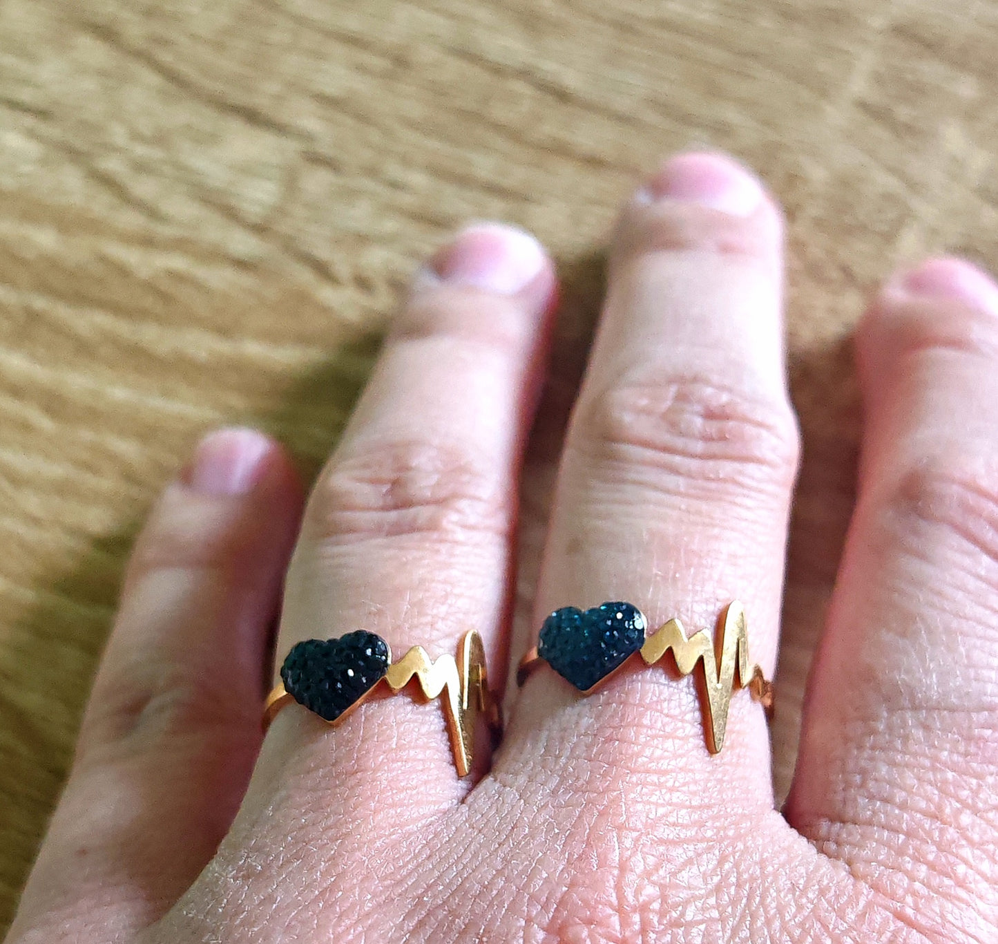 Bague Battement cœur - acier inoxydable Cette magnifique bague réglable en forme de battement de cœur est ornée de strass bleu foncé et noir, ajoutant une touche d'élégance à toutes vos tenues. Sa conception unique et ajustable la rend parfaite pour toutes les tailles de doigts. Portez cette bague pour un look sophistiqué et raffiné à tout moment.