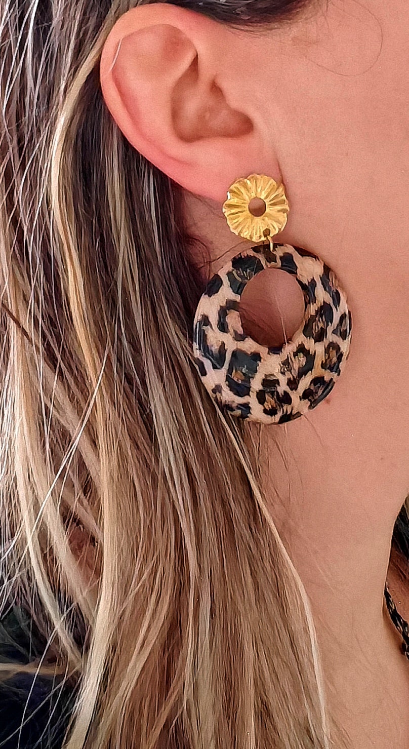 Boucle d'oreille acier inoxydable Maria - acier inoxydable Découvrez nos boucles d'oreilles acier inoxydable Maria en forme de créoles stylées avec motif léopard . Ajoutez une touche élégante et sauvage à votre tenue avec cette pièce unique. Fabriqué avec précision pour un look tendance et une sensation de confort. Parfaits pour toutes occasions.