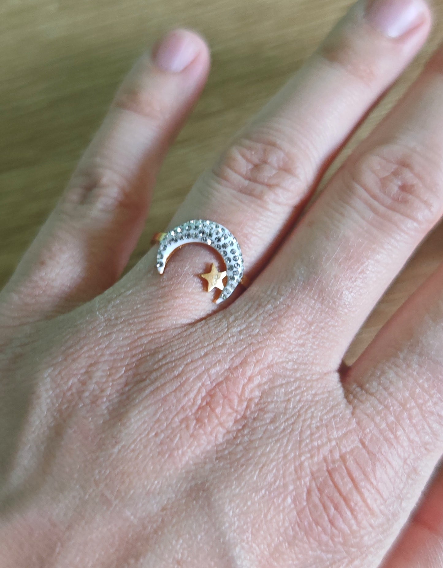 Bague Lune - acier inoxydable La bague Lune est un bijou élégant et polyvalent grâce à sa taille réglable et ses strass scintillants. Parfait pour ajouter une touche de glamour à n'importe quelle tenue, cette bague vous fera briller comme la lune. Choisissez votre style avec cette bague lune unique.