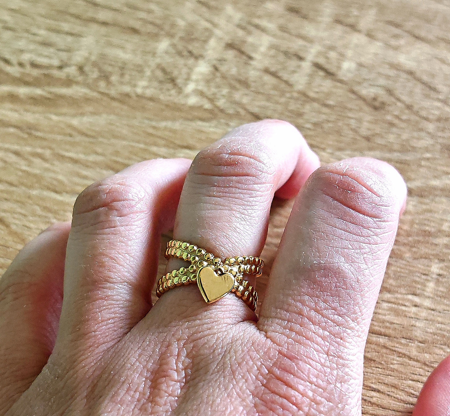 Bague coeur - acier inoxydable La bague cœur est un accessoire élégant et ajustable agrémenté d'une pampille en forme de cœur. Son design apporte une touche romantique à n'importe quelle tenue. Profitez de sa qualité et de sa polyvalence pour compléter votre style avec charme et sophistication.