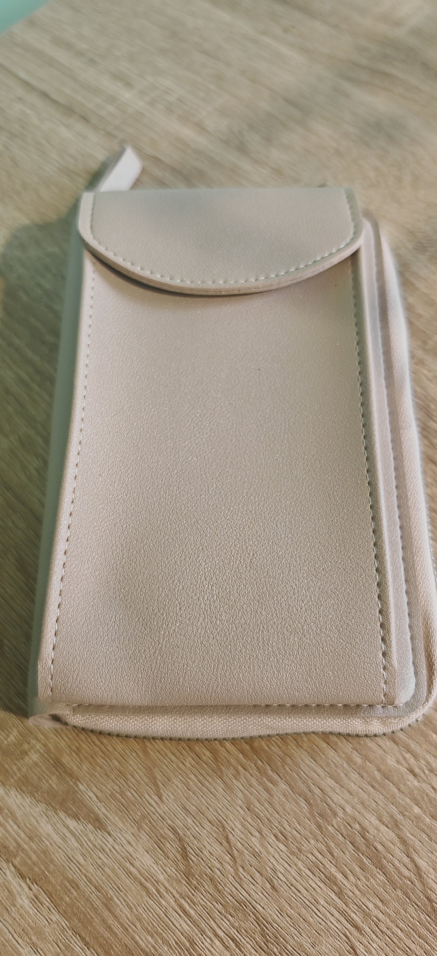 Sac porte feuille - acier inoxydable Ce sac portefeuille est l'accessoire parfait pour garder vos indispensables en un seul endroit. Avec des compartiments pour ranger votre téléphone et votre porte-feuille, vous n'aurez plus à chercher dans votre sac pour les retrouver. Personnalisez-le avec des anses de votre choix pour un look unique.