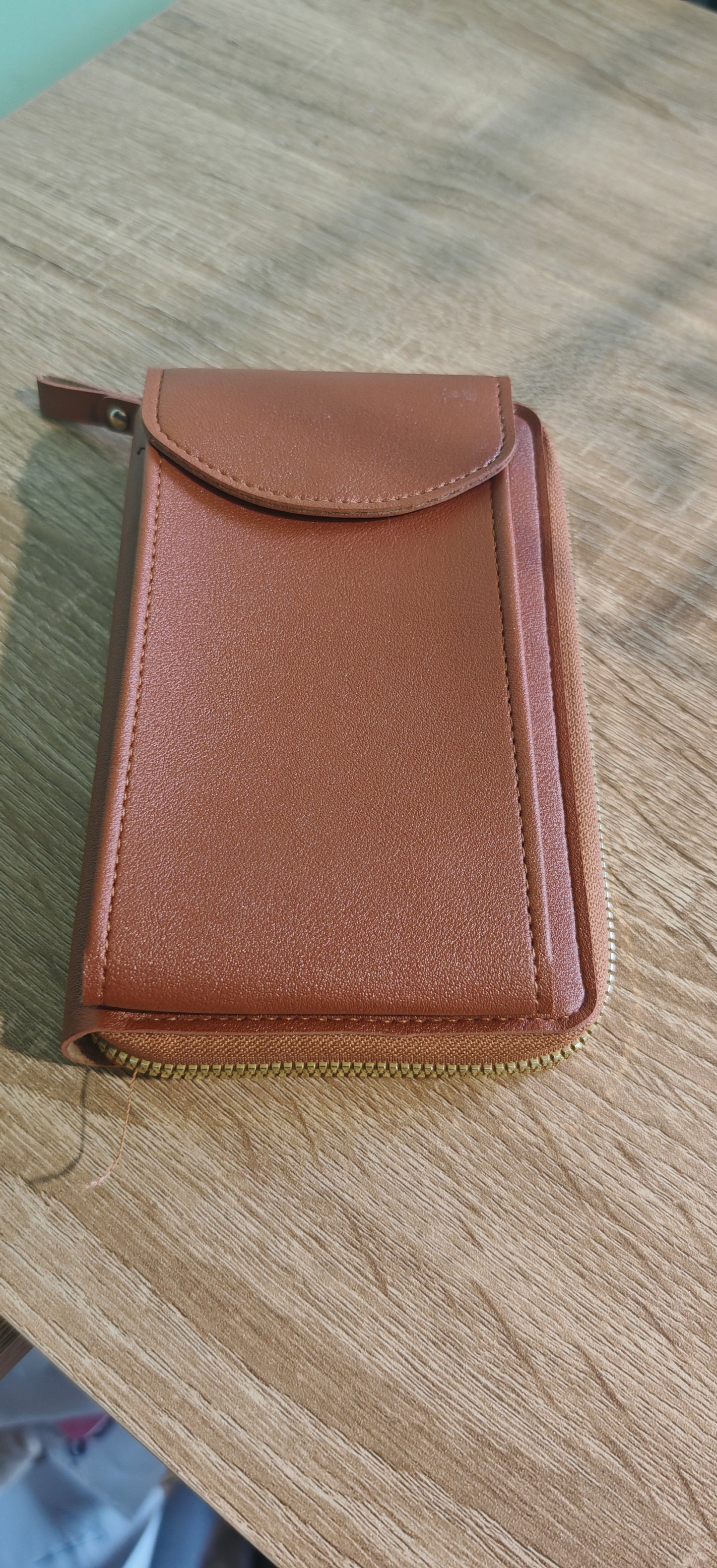 Sac porte feuille - acier inoxydable Ce sac portefeuille est l'accessoire parfait pour garder vos indispensables en un seul endroit. Avec des compartiments pour ranger votre téléphone et votre porte-feuille, vous n'aurez plus à chercher dans votre sac pour les retrouver. Personnalisez-le avec des anses de votre choix pour un look unique.