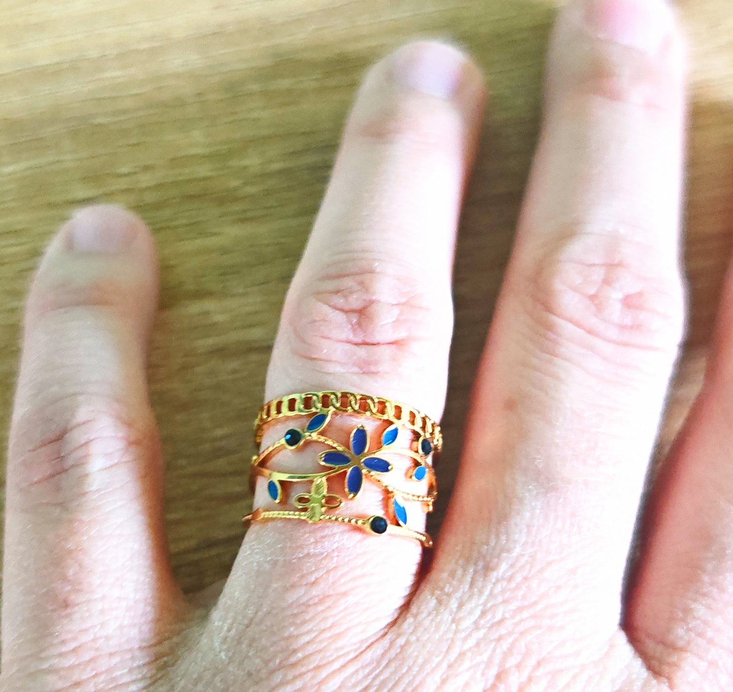 Bague Tatiana - acier inoxydable La bague Tatiana est une pièce d'exception avec ses rangs multiples et ses détails floraux bleus. Son réglage permet un ajustement parfait pour chaque doigt. Offrez-vous cette bague unique pour un style élégant et féminin.