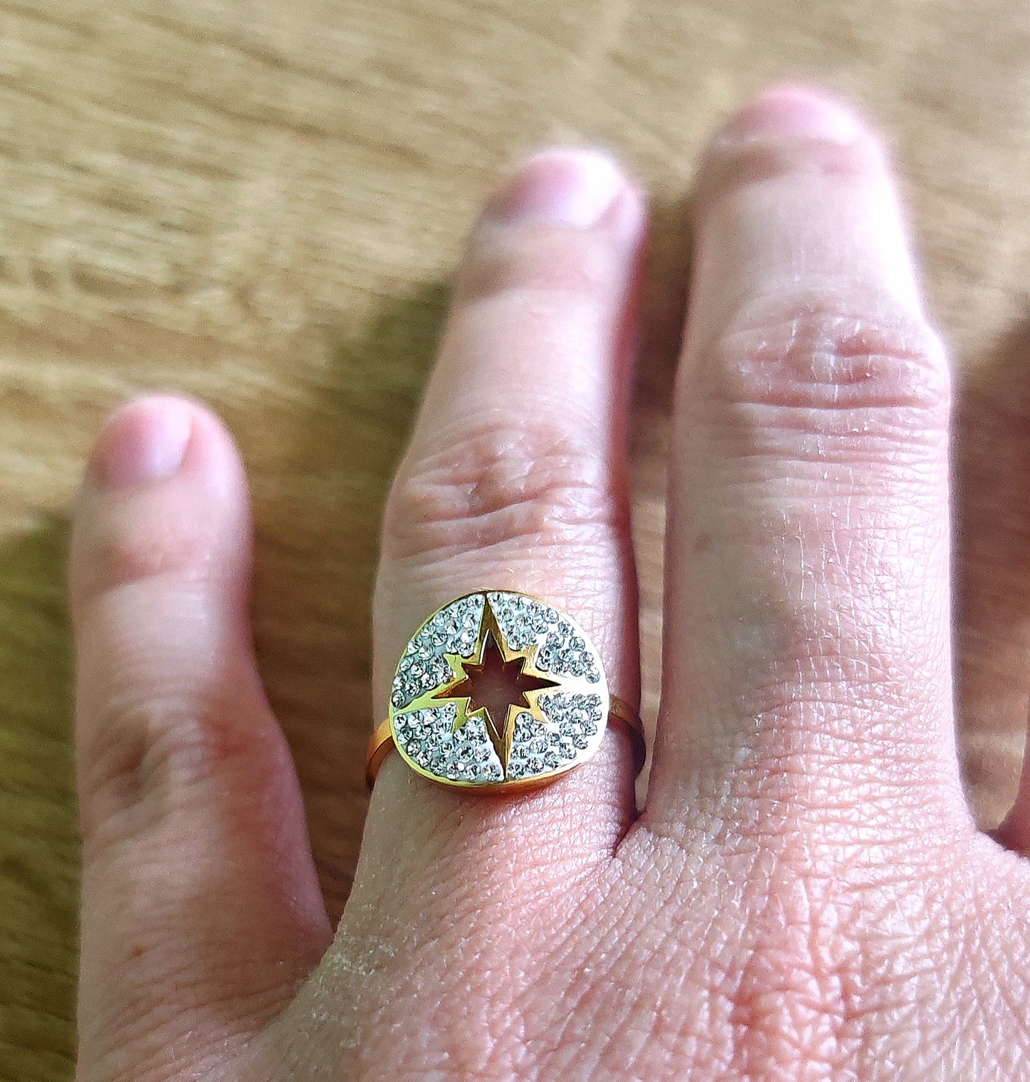 Bague étoile du berger - acier inoxydable La Bague Étoile du berger est un bijou élégant et raffiné qui saura ajouter une touche d'éclat à votre tenue. Fabriquée en acier réglable, elle est agrémentée de strass blancs scintillants et d'une étoile au centre. Avec son design subtil et étincelant, cette bague est parfaite pour toutes les occasions.