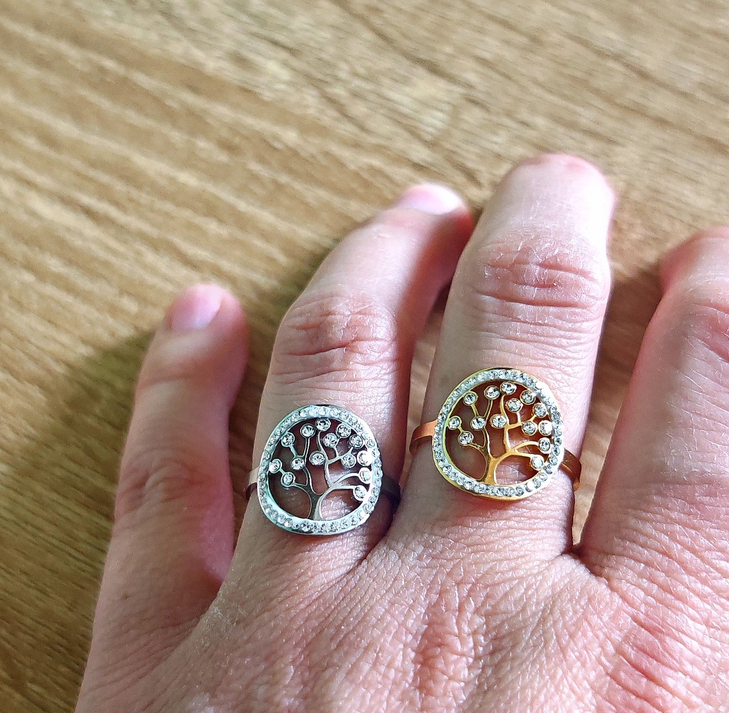 Bague arbre de vie - acier inoxydable La bague arbre de vie est un bijou élégant et sophistiqué. Avec sa conception réglable et ses strass brillants, cette bague est à la fois pratique et luxueuse. L'arbre de vie est un symbole de force, de sagesse et de renouveau, faisant de cette bague un choix de cadeau significatif pour toute occasion.