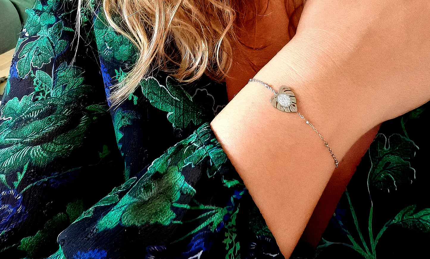 Bracelet acier inoxydable feuille - acier inoxydable Ce bracelet feuille en acier inoxydable avec strass blanc apportera une touche brillante à toutes vos tenues. Fabriqué en matériaux de haute qualité, il est durable et élégant. Ajoutez une touche de glamour à votre style avec ce superbe accesoire qui se mariera à toutes les occasions.