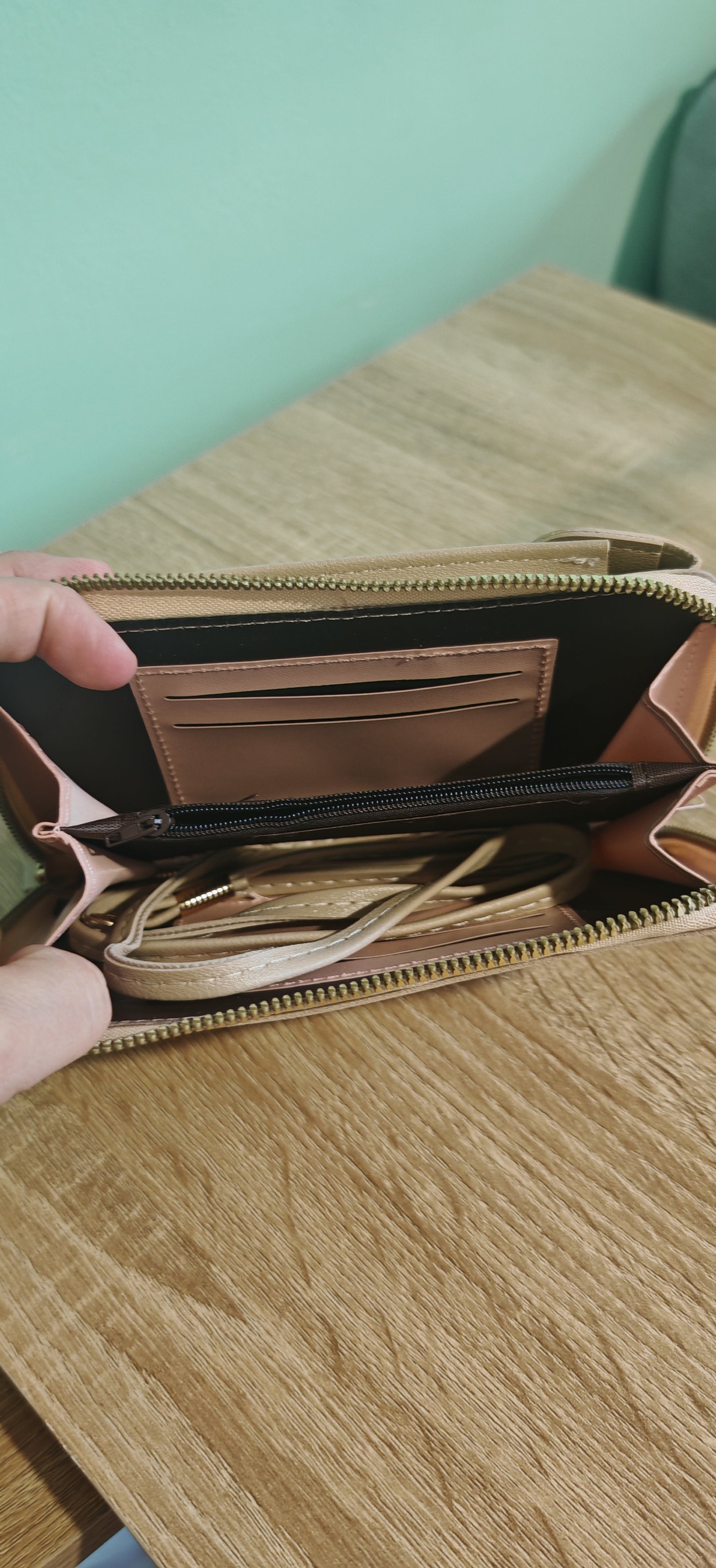 Sac porte feuille - acier inoxydable Ce sac portefeuille est l'accessoire parfait pour garder vos indispensables en un seul endroit. Avec des compartiments pour ranger votre téléphone et votre porte-feuille, vous n'aurez plus à chercher dans votre sac pour les retrouver. Personnalisez-le avec des anses de votre choix pour un look unique.
