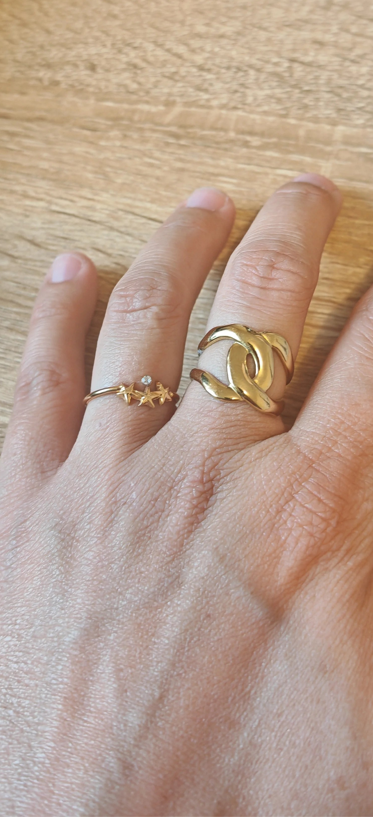 Bague élégante en acier inoxydable doré avec nœud design. Ajustable, résistance à l'eau et hypoallergénique, un incontournable chic et intemporel.