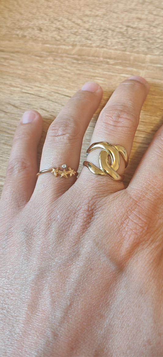 Bague élégante en acier inoxydable doré avec nœud design. Ajustable, résistance à l'eau et hypoallergénique, un incontournable chic et intemporel.