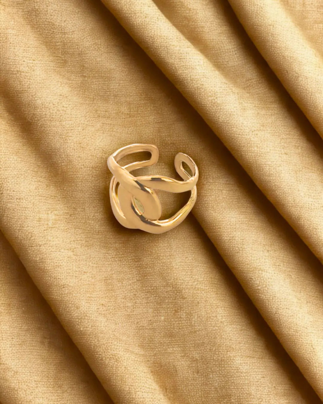 Bague élégante en acier inoxydable doré avec design nœud. Ajustable, résistante à l’eau et hypoallergénique, un must-have chic et intemporel.