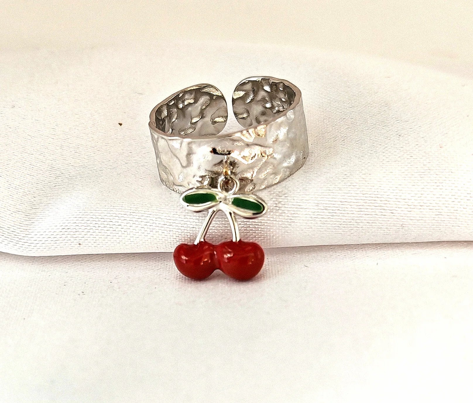 🍒 La touche fruitée qui habille vos mains

Fraîche, joyeuse, un brin rétro : une bague qui donne le sourire.

Craquez pour cette bague cerise réglable en acier inoxydable doré , aussi délicieuse qu'un fruit d'été. Son motif cerise émaillé rouge tient le regard avec tendresse et originalité, tout en restant chic et facile à porter au quotidien. Grâce à son design ajustable , elle convient à tous les doigts et s'adapte instantanément à votre main. Un bijou qui mêle charme, espionnage et solidité.