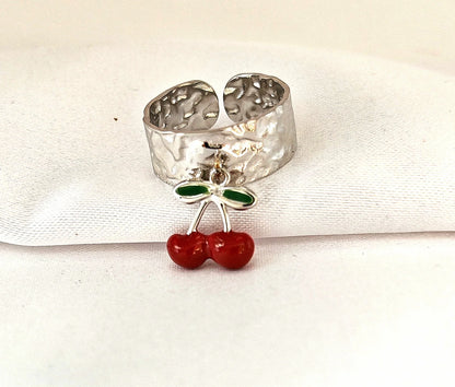 🍒 La touche fruitée qui habille vos mains

Fraîche, joyeuse, un brin rétro : une bague qui donne le sourire.

Craquez pour cette bague cerise réglable en acier inoxydable doré , aussi délicieuse qu'un fruit d'été. Son motif cerise émaillé rouge tient le regard avec tendresse et originalité, tout en restant chic et facile à porter au quotidien. Grâce à son design ajustable , elle convient à tous les doigts et s'adapte instantanément à votre main. Un bijou qui mêle charme, espionnage et solidité.