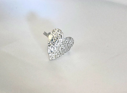 bijou minimaliste, un message fort
Cette bague ajustable en acier inoxydable doré présente un joli cœur ajouré, à la fois discret et expressif. Elle symbolise l’affection, le lien et la sensibilité, tout en s’inscrivant dans une tendance minimaliste élégante.

Fine, légère et confortable, elle se porte au quotidien seule ou en accumulation pour un effet stylé et personnel.
Waterproof, hypoallergénique et résistante, elle ne craint ni l’eau, ni le temps.
