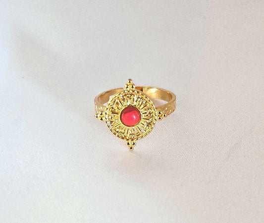 Cette bague dorée en acier inoxydable arbore une perle rouge intense au centre, posée comme une goutte de passion au creux d'un anneau fin. La forme arrondie et épurée de l'anneau apporte équilibre et douceur à ce bijou à la fois classique et original.

Grâce à sa taille ajustable , elle s'adapte parfaitement à votre doigt. Sa conception en acier inoxydable la rend résistante à l'eau , hypoallergénique , et idéale pour un usage quotidien.