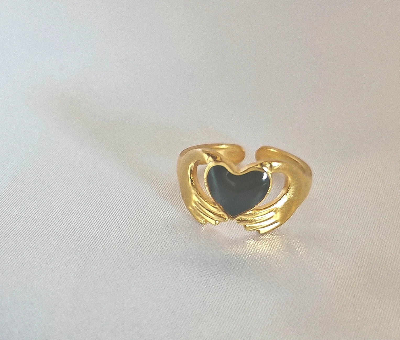 Cette bague délicate en acier inoxydable doré représente un cœur tendrement enlacé dans des bras stylisés, comme une caresse éternelle. Elle incarne l’amour, la tendresse et la protection — parfaite pour symboliser un lien précieux.

Avec sa forme ajustable, elle s’adapte à toutes les mains tout en conservant une finesse visuelle. Résistante à l’eau, hypoallergénique et conçue pour durer, elle vous accompagne au quotidien sans s'altérer.