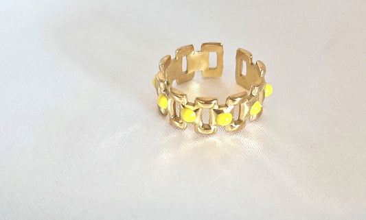 Un design solaire et moderne
Cette bague dorée en acier inoxydable met en valeur un cercle délicatement orné de petites perles jaunes, rappelant les teintes chaudes de l’été. Fine et graphique, elle apporte une touche colorée subtile à vos looks, tout en conservant une allure élégante.

Ajustable, elle s’adapte facilement à toutes les tailles de doigts. Son acier inoxydable garantit une excellente tenue dans le temps : elle est waterproof, hypoallergénique et ne noircit pas.