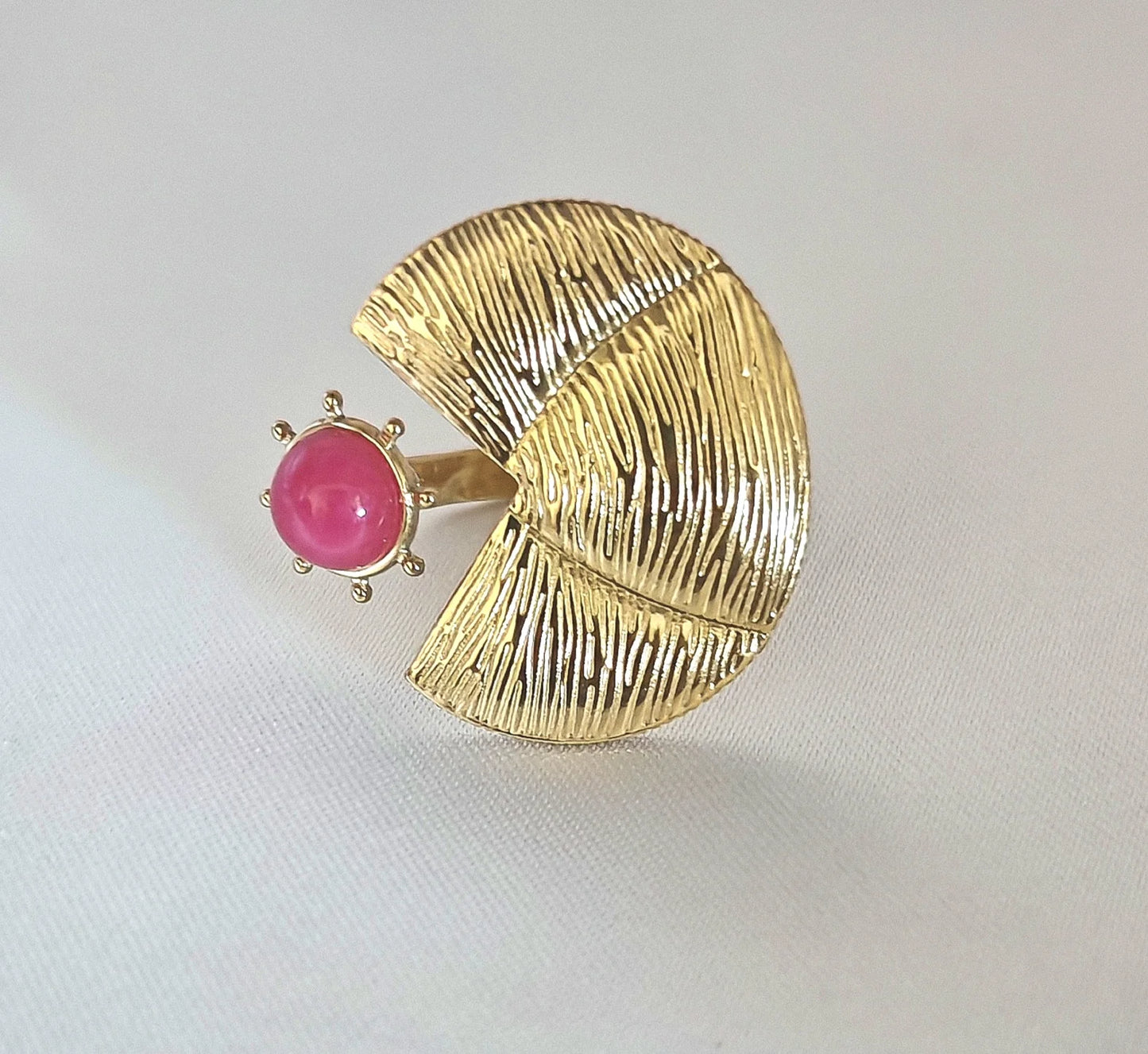 Un mélange de couleurs et de matières

Ce collier associe la finesse des perles japonaises multicolores à la brillance de l'acier inoxydable pour un résultat léger, joyeux et résolument tendance. Les perles délicates apportent une touche artisanale et estivale, tandis que l'acier inoxydable garantit une excellente durabilité : il ne noircit pas, résiste à l'eau et ne craint pas la vie active.



Son design amusant et coloré en fait l'accessoire idéal pour donner du pep's à vos tenues de plage, vos looks boh