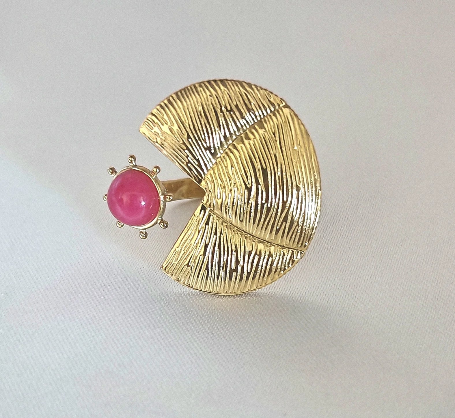 Un mélange de couleurs et de matières

Ce collier associe la finesse des perles japonaises multicolores à la brillance de l'acier inoxydable pour un résultat léger, joyeux et résolument tendance. Les perles délicates apportent une touche artisanale et estivale, tandis que l'acier inoxydable garantit une excellente durabilité : il ne noircit pas, résiste à l'eau et ne craint pas la vie active.



Son design amusant et coloré en fait l'accessoire idéal pour donner du pep's à vos tenues de plage, vos looks boh