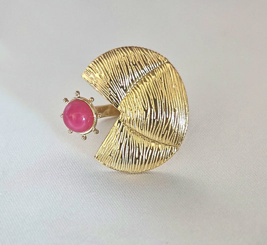 Un mélange de couleurs et de matières

Ce collier associe la finesse des perles japonaises multicolores à la brillance de l'acier inoxydable pour un résultat léger, joyeux et résolument tendance. Les perles délicates apportent une touche artisanale et estivale, tandis que l'acier inoxydable garantit une excellente durabilité : il ne noircit pas, résiste à l'eau et ne craint pas la vie active.



Son design amusant et coloré en fait l'accessoire idéal pour donner du pep's à vos tenues de plage, vos looks boh