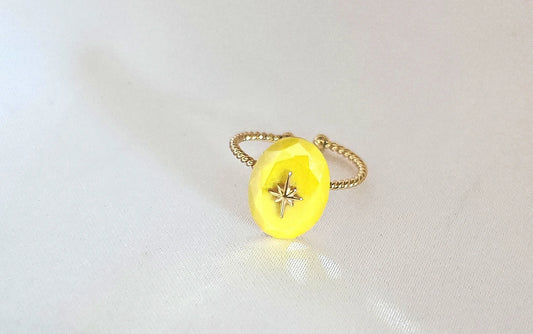 Un design audacieux et joyeux

Cette bague délicate est ornée d’une étoile jaune éclatante, montée sur une base en acier inoxydable doré. Son design à la fois minimaliste et expressif en fait un accessoire parfait pour ajouter une touche de fantaisie élégante à vos looks.

Ajustable, elle s’adapte à toutes les morphologies et s’associe parfaitement à d’autres bagues fines pour un effet superposé tendance.
Waterproof, résistante et hypoallergénique, elle vous accompagne sans souci au quotidien.