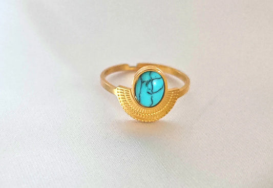Un design élégant et raffiné
Inspirée de la forme délicate d’un éventail, cette bague dorée en acier inoxydable s’ouvre avec légèreté et modernité. En son centre, une pierre turquoise naturelle apporte une note de couleur éclatante, à la fois apaisante et tendance.

Réglable, elle s’adapte parfaitement à votre doigt et peut être portée seule ou en accumulation pour un style affirmé.
Waterproof, résistante et hypoallergénique, elle vous accompagne au quotidien sans s’altérer.