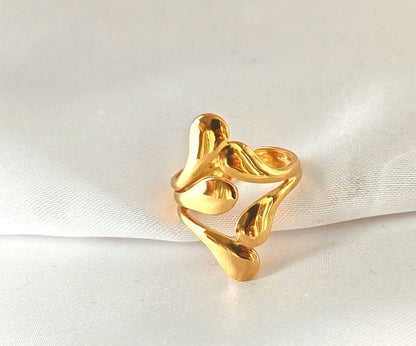 Cette bague réglable s’adapte parfaitement à votre doigt grâce à son design flexible, offrant un confort optimal sans compromettre le style. Les vagues entrelacées créent un effet graphique et moderne, rappelant la douceur et la puissance des éléments naturels. Fabriquée en acier inoxydable de haute qualité, elle résiste au temps et à l’usure tout en gardant son éclat brillant. Que ce soit pour un look minimaliste ou plus sophistiqué, cette bague apporte une touche d’originalité subtile et raffinée.